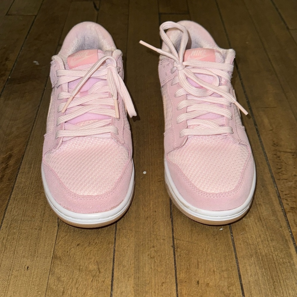 Women’s Nike dunk low SE